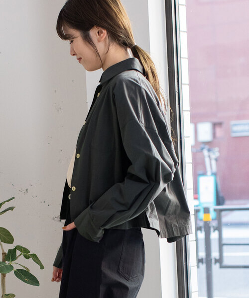 POU DOU DOU（プードゥドゥ）の「レギュラーカラークロップドシャツ（シャツ/ブラウス・レディース・ダークグレー/ブルー/オフホワイト・M）」の12枚目の写真