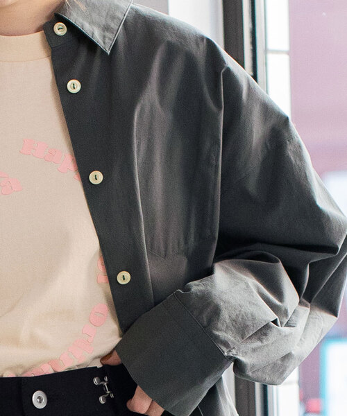 POU DOU DOU（プードゥドゥ）の「レギュラーカラークロップドシャツ（シャツ/ブラウス・レディース・ダークグレー/ブルー/オフホワイト・M）」の18枚目の写真