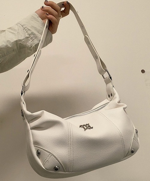 lilful(リルフル)の「スタッズ付き ワンポイント ラウンドショルダーバッグ 肩掛けバッグ(ショルダーバッグ・レディース・シルバー/ホワイト・F)」の7枚目の写真