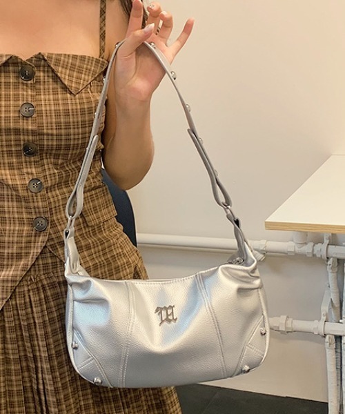 lilful(リルフル)の「スタッズ付き ワンポイント ラウンドショルダーバッグ 肩掛けバッグ(ショルダーバッグ・レディース・シルバー/ホワイト・F)」の12枚目の写真