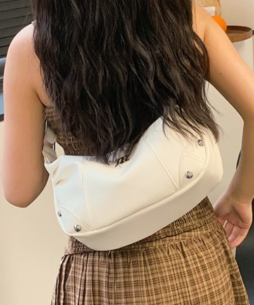 lilful(リルフル)の「スタッズ付き ワンポイント ラウンドショルダーバッグ 肩掛けバッグ(ショルダーバッグ・レディース・シルバー/ホワイト・F)」の6枚目の写真