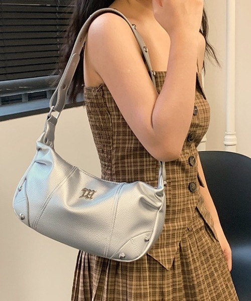 lilful(リルフル)の「スタッズ付き ワンポイント ラウンドショルダーバッグ 肩掛けバッグ(ショルダーバッグ・レディース・シルバー/ホワイト・F)」の10枚目の写真