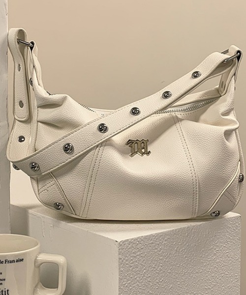lilful(リルフル)の「スタッズ付き ワンポイント ラウンドショルダーバッグ 肩掛けバッグ(ショルダーバッグ・レディース・シルバー/ホワイト・F)」の8枚目の写真
