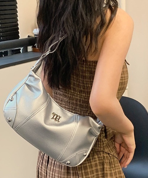 lilful(リルフル)の「スタッズ付き ワンポイント ラウンドショルダーバッグ 肩掛けバッグ(ショルダーバッグ・レディース・シルバー/ホワイト・F)」の11枚目の写真