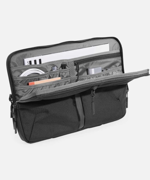 Aer(エアー)の「Aer(エアー)Tech Folio 16" Black AER-21025(PC・タブレットケース・メンズ・ブラック・F)」の4枚目の写真