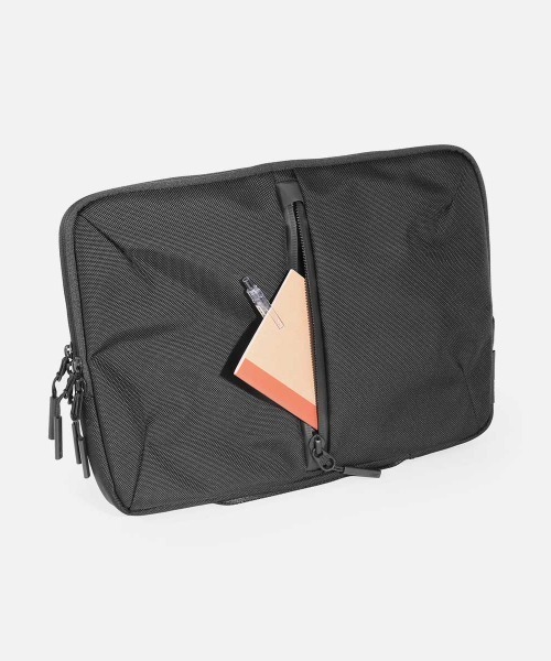 Aer(エアー)の「Aer(エアー)Tech Folio 16" Black AER-21025(PC・タブレットケース・メンズ・ブラック・F)」の2枚目の写真