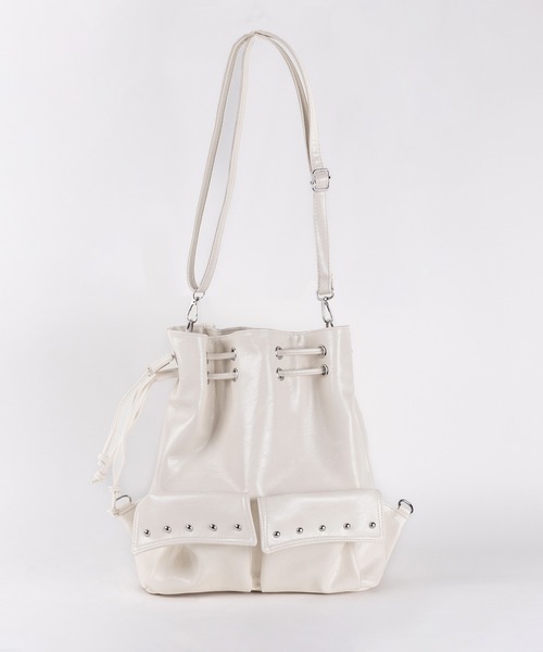me+em select（ミームセレクト）の「【 ２WAY 】フェイクレザースタッズポケット巾着ショルダーバッグ ／ ( 2WAY ) fake leather studs pocket drawstring shoulder bag（ショルダーバッグ・レディース・ブラック/アイボリー・FREE）」の2枚目の写真