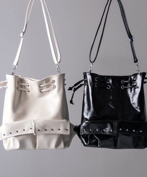 me+em select（ミームセレクト）の「【 ２WAY 】フェイクレザースタッズポケット巾着ショルダーバッグ ／ ( 2WAY ) fake leather studs pocket drawstring shoulder bag（ショルダーバッグ・レディース・ブラック/アイボリー・FREE）」の3枚目の写真