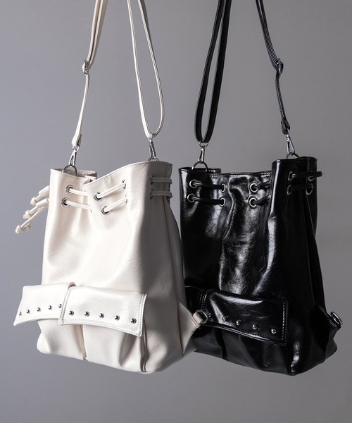 me+em select（ミームセレクト）の「【 ２WAY 】フェイクレザースタッズポケット巾着ショルダーバッグ ／ ( 2WAY ) fake leather studs pocket drawstring shoulder bag（ショルダーバッグ・レディース・ブラック/アイボリー・FREE）」の4枚目の写真