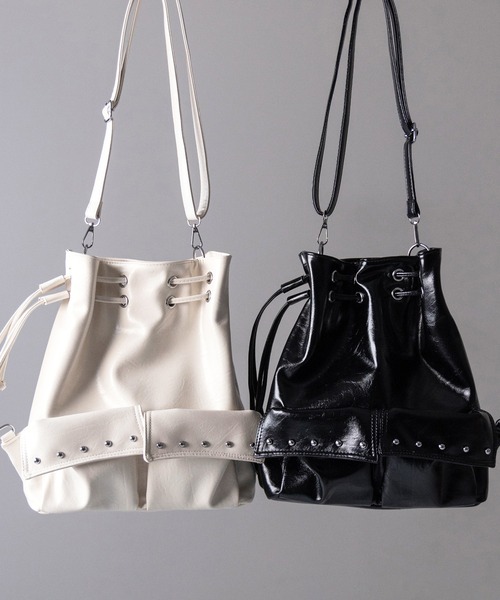 me+em select（ミームセレクト）の「【 ２WAY 】フェイクレザースタッズポケット巾着ショルダーバッグ ／ ( 2WAY ) fake leather studs pocket drawstring shoulder bag（ショルダーバッグ・レディース・ブラック/アイボリー・FREE）」の5枚目の写真