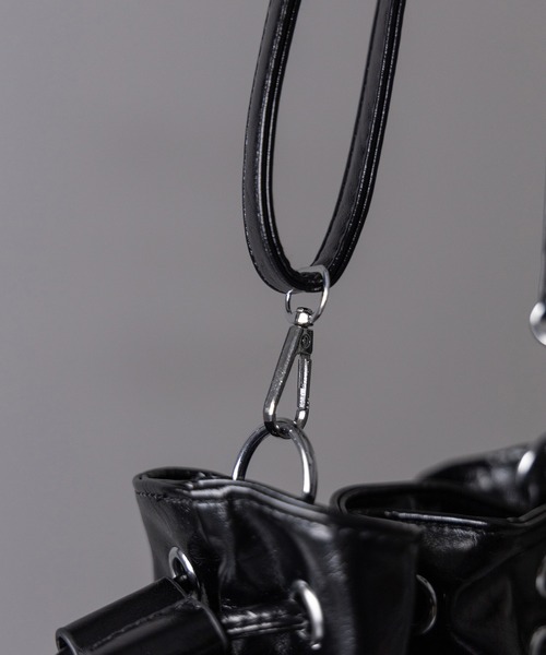 me+em select（ミームセレクト）の「【 ２WAY 】フェイクレザースタッズポケット巾着ショルダーバッグ ／ ( 2WAY ) fake leather studs pocket drawstring shoulder bag（ショルダーバッグ・レディース・ブラック/アイボリー・FREE）」の8枚目の写真