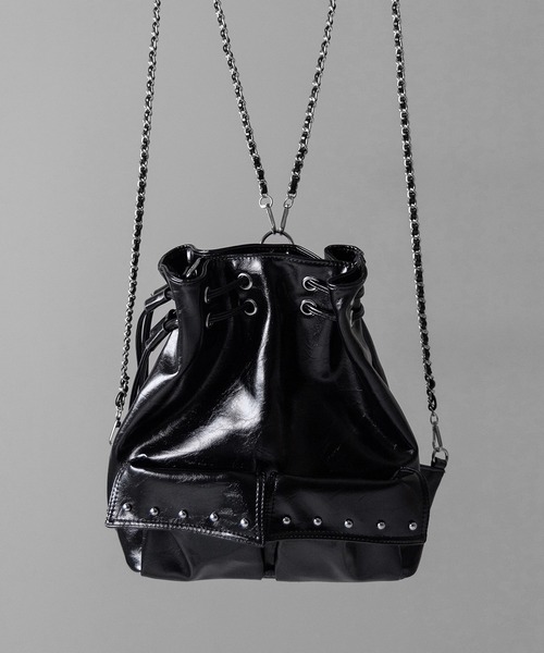 me+em select（ミームセレクト）の「【 ２WAY 】フェイクレザースタッズポケット巾着ショルダーバッグ ／ ( 2WAY ) fake leather studs pocket drawstring shoulder bag（ショルダーバッグ・レディース・ブラック/アイボリー・FREE）」の6枚目の写真