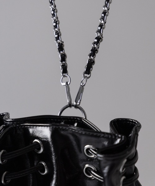 me+em select（ミームセレクト）の「【 ２WAY 】フェイクレザースタッズポケット巾着ショルダーバッグ ／ ( 2WAY ) fake leather studs pocket drawstring shoulder bag（ショルダーバッグ・レディース・ブラック/アイボリー・FREE）」の22枚目の写真