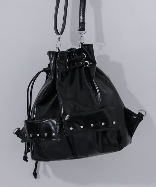 me+em select（ミームセレクト）の「【 ２WAY 】フェイクレザースタッズポケット巾着ショルダーバッグ ／ ( 2WAY ) fake leather studs pocket drawstring shoulder bag（ショルダーバッグ・レディース・ブラック/アイボリー・FREE）」の13枚目の写真