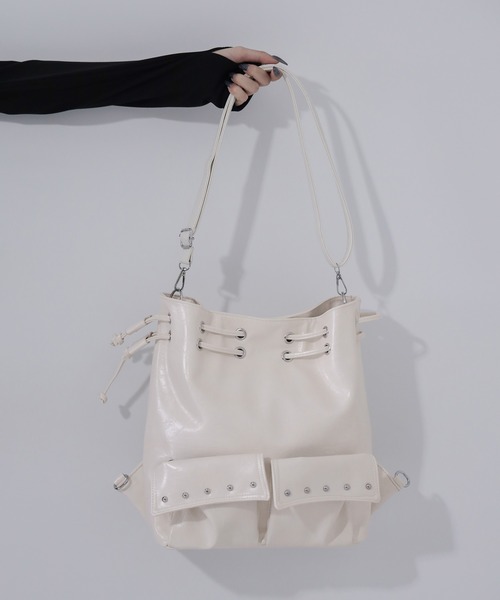 me+em select（ミームセレクト）の「【 ２WAY 】フェイクレザースタッズポケット巾着ショルダーバッグ ／ ( 2WAY ) fake leather studs pocket drawstring shoulder bag（ショルダーバッグ・レディース・ブラック/アイボリー・FREE）」の14枚目の写真