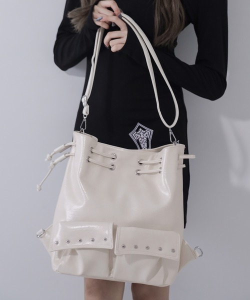 me+em select（ミームセレクト）の「【 ２WAY 】フェイクレザースタッズポケット巾着ショルダーバッグ ／ ( 2WAY ) fake leather studs pocket drawstring shoulder bag（ショルダーバッグ・レディース・ブラック/アイボリー・FREE）」の15枚目の写真