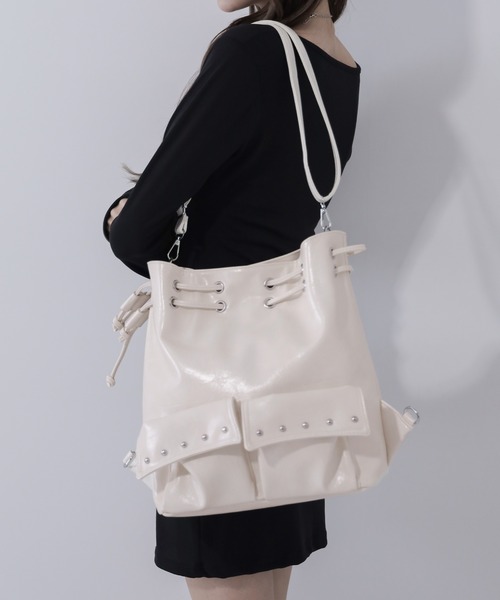 me+em select（ミームセレクト）の「【 ２WAY 】フェイクレザースタッズポケット巾着ショルダーバッグ ／ ( 2WAY ) fake leather studs pocket drawstring shoulder bag（ショルダーバッグ・レディース・ブラック/アイボリー・FREE）」の16枚目の写真