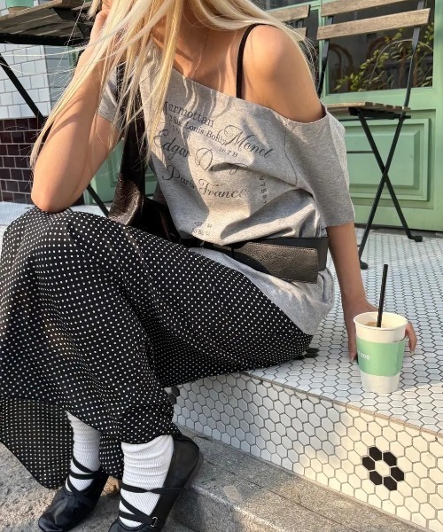 【韓国 BLACKUP】[MADE] ルーブルオフショルダー半袖Tシャツ セール】[MADE] ルーブルオフショルダー半袖Tシャツ（Tシャツ