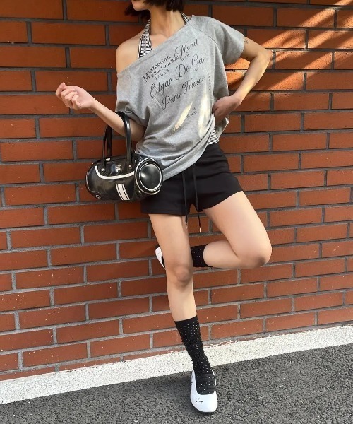 【韓国 BLACKUP】[MADE] ルーブルオフショルダー半袖Tシャツ セール】[MADE] ルーブルオフショルダー半袖Tシャツ（Tシャツ