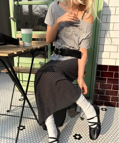 【韓国 BLACKUP】[MADE] ルーブルオフショルダー半袖Tシャツ セール】[MADE] ルーブルオフショルダー半袖Tシャツ（Tシャツ