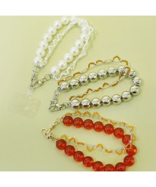 Casselini(キャセリーニ)の「Casselini Double Beads Hand Strap(キャセリーニ ダブルビーズハンドストラップ)(スマホグッズ・レディース・ホワイト/レッド/シルバー・ONE SIZE)」の4枚目の写真