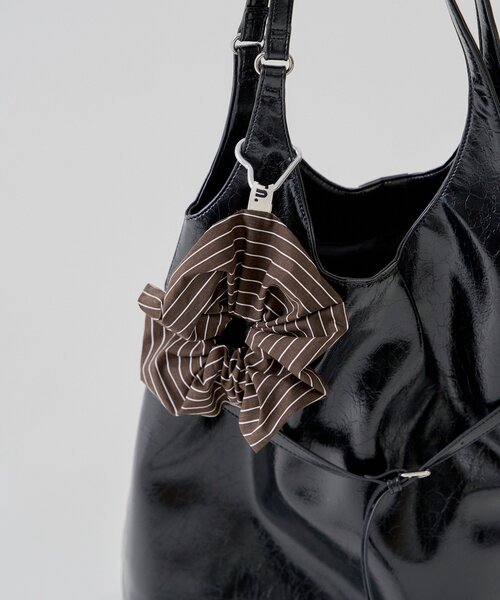 Kastane（カスタネ）の「*【fiw.】カラビナ付ストライプビッグシュシュ