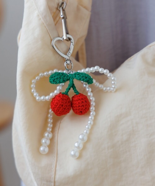 flower(フラワー)の「チェリーボウノットチャーム(キーホルダー・レディース・アイボリー・FREE)」の1枚目の写真