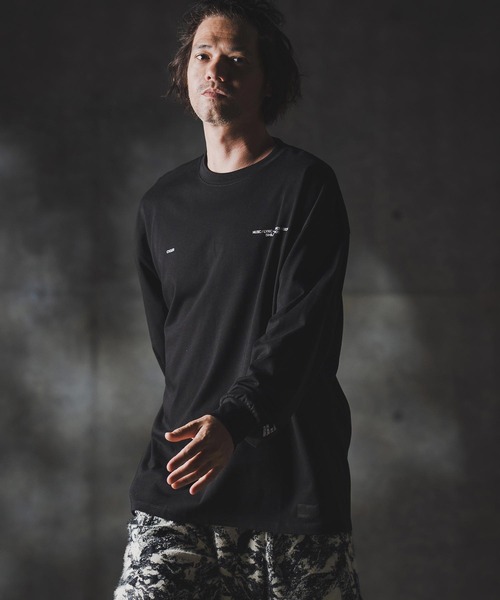 GLIMCLAP(グリムクラップ)の「mlt5302-Boxy silhouette long sleeve T-shirt-Minimal printed design- ロングスリーブTシャツ(Tシャツ/カットソー・メンズ・ホワイト/ブラック・S/M/L)」の4枚目の写真