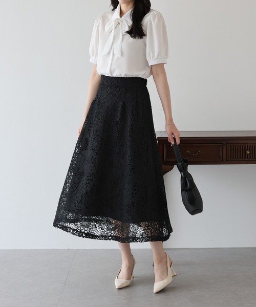 BLUEEAST（ブルーイースト）の「フラワーレースフレアスカート（スカート・レディース・ブラック/チャコールグレー/ベージュ・MEDIUM/LARGE）」の2枚目の写真
