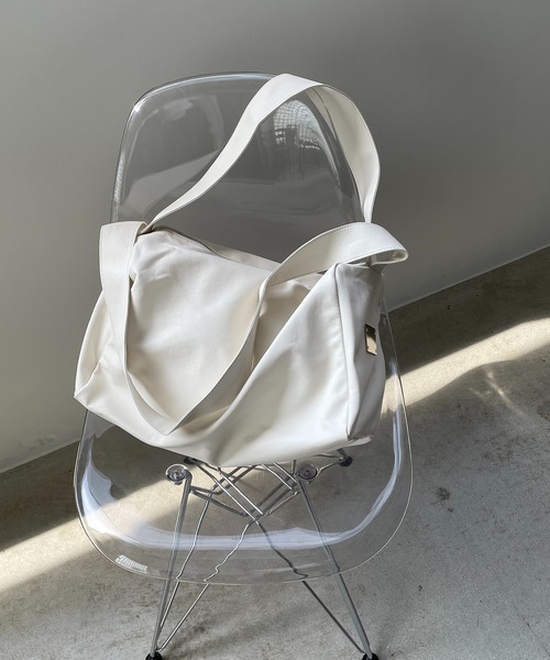 210nouve（トゥージュヌーブ）の「ソフトフェイクレザー 2WAY ビッグ ショルダーバッグ（ショルダーバッグ・レディース・イエロー/ブラック/アイボリー・FREE）」の3枚目の写真