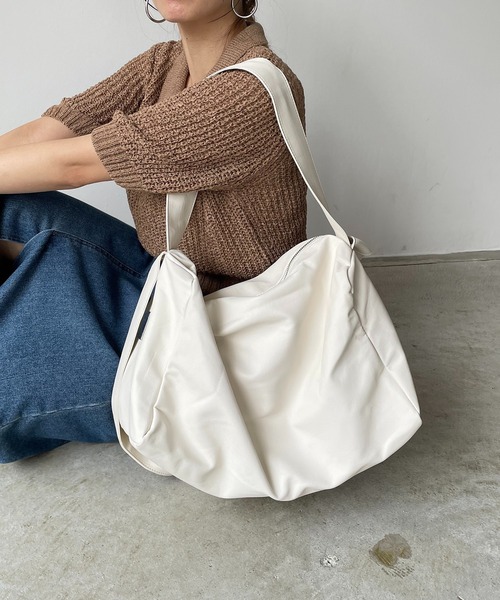 210nouve（トゥージュヌーブ）の「ソフトフェイクレザー 2WAY ビッグ ショルダーバッグ（ショルダーバッグ・レディース・イエロー/ブラック/アイボリー・FREE）」の19枚目の写真