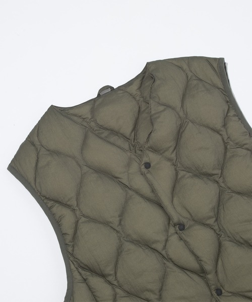 F/CE. （エフシーイー）の「F/CE. 25-TAION BY F/CE. PACKABLE DOWN VEST / エフシーイー  25-タイオンバイエフシーイーパッカブルダウンベスト（ダウンベスト・メンズ・グレー/ダークグリーン/ブラック/ネイビー/パープル・SMALL/MEDIUM/LARGE/X-LARGE/XX-LARGE）」の12枚目の写真