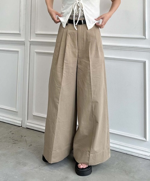archives（アルシーヴ）の「ベルト付きタックワイドチノパンツ（チノパンツ・レディース・ベージュ/グレイッシュベージュ・MEDIUM）」の2枚目の写真