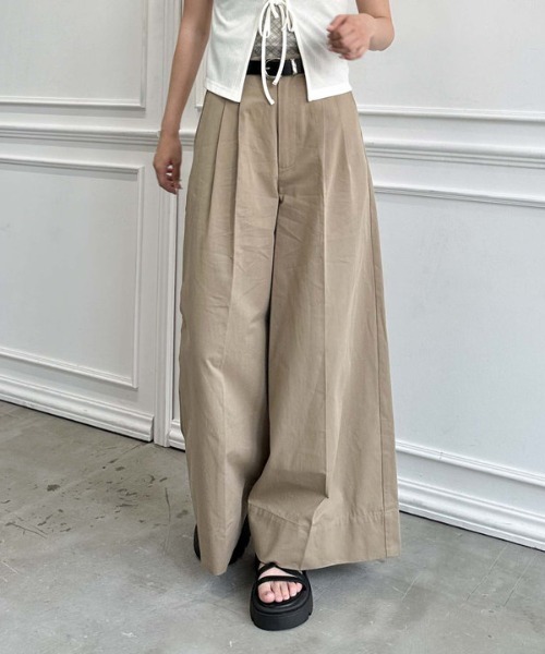 archives（アルシーヴ）の「ベルト付きタックワイドチノパンツ（チノパンツ・レディース・ベージュ/グレイッシュベージュ・MEDIUM）」の3枚目の写真