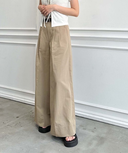 archives（アルシーヴ）の「ベルト付きタックワイドチノパンツ（チノパンツ・レディース・ベージュ/グレイッシュベージュ・MEDIUM）」の5枚目の写真