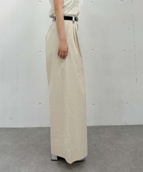 archives（アルシーヴ）の「ベルト付きタックワイドチノパンツ（チノパンツ・レディース・ベージュ/グレイッシュベージュ・MEDIUM）」の22枚目の写真