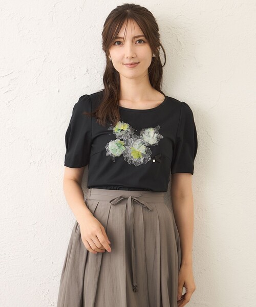 TO BE CHIC（トゥー ビー シック）の「ぼかしフラワーモチーフ プルオーバー（Tシャツ/カットソー・レディース・ブラック/オフホワイト・40）」の2枚目の写真