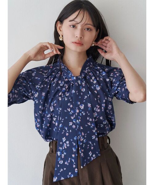TONAL(トーナル)の「フラワーシアーJQボウタイブラウス(シャツ/ブラウス・レディース・ネイビー/ボルドー・MEDIUM)」の1枚目の写真