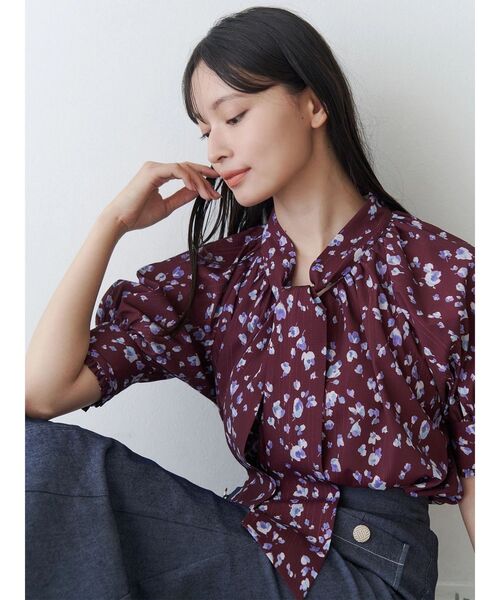 TONAL(トーナル)の「フラワーシアーJQボウタイブラウス(シャツ/ブラウス・レディース・ネイビー/ボルドー・MEDIUM)」の2枚目の写真