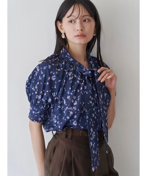 TONAL(トーナル)の「フラワーシアーJQボウタイブラウス(シャツ/ブラウス・レディース・ネイビー/ボルドー・MEDIUM)」の19枚目の写真