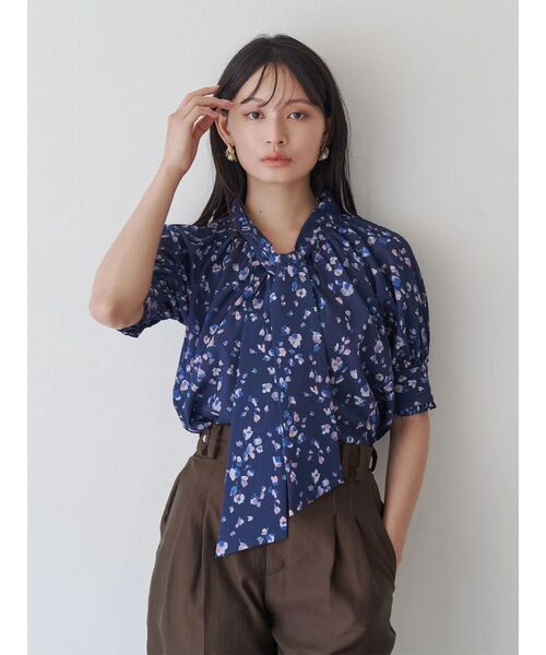 TONAL(トーナル)の「フラワーシアーJQボウタイブラウス(シャツ/ブラウス・レディース・ネイビー/ボルドー・MEDIUM)」の3枚目の写真