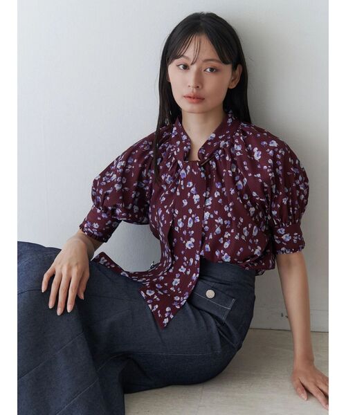 TONAL(トーナル)の「フラワーシアーJQボウタイブラウス(シャツ/ブラウス・レディース・ネイビー/ボルドー・MEDIUM)」の4枚目の写真