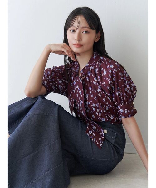 TONAL(トーナル)の「フラワーシアーJQボウタイブラウス(シャツ/ブラウス・レディース・ネイビー/ボルドー・MEDIUM)」の5枚目の写真