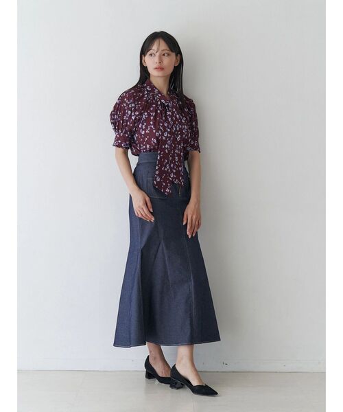 TONAL(トーナル)の「フラワーシアーJQボウタイブラウス(シャツ/ブラウス・レディース・ネイビー/ボルドー・MEDIUM)」の6枚目の写真
