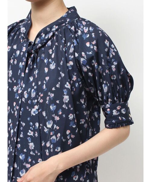 TONAL(トーナル)の「フラワーシアーJQボウタイブラウス(シャツ/ブラウス・レディース・ネイビー/ボルドー・MEDIUM)」の12枚目の写真