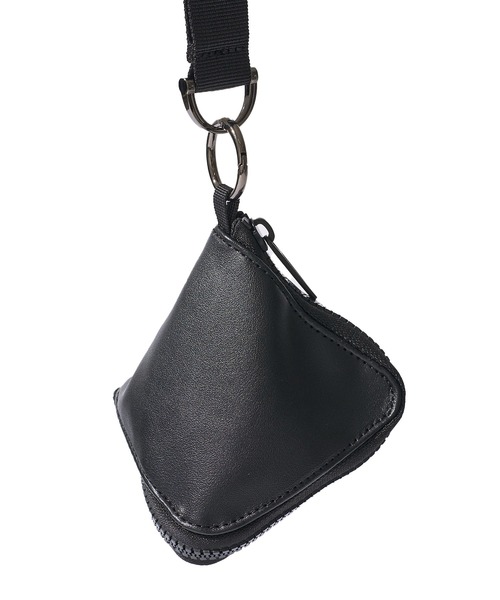 UNIVERSAL OVERALL(ユニバーサルオーバーオール)の「【UNIVERSAL OVERALL】ECO LEATHER PYRAMID / エコレザーピラミッドショルダーバッグ(ショルダーバッグ・レディース・ブラック・FREE)」の1枚目の写真