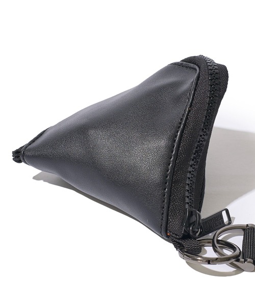 UNIVERSAL OVERALL(ユニバーサルオーバーオール)の「【UNIVERSAL OVERALL】ECO LEATHER PYRAMID / エコレザーピラミッドショルダーバッグ(ショルダーバッグ・レディース・ブラック・FREE)」の5枚目の写真