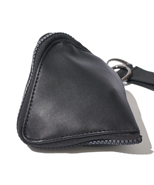 UNIVERSAL OVERALL(ユニバーサルオーバーオール)の「【UNIVERSAL OVERALL】ECO LEATHER PYRAMID / エコレザーピラミッドショルダーバッグ(ショルダーバッグ・レディース・ブラック・FREE)」の6枚目の写真
