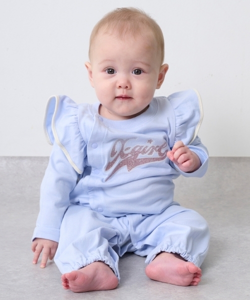 X-girl Stages(エックスガールステージス)の「ラメロゴプリント袖フリル2WAYオール(ロンパース・キッズ・ライトブルー/アイボリー・50-70cm)」の1枚目の写真