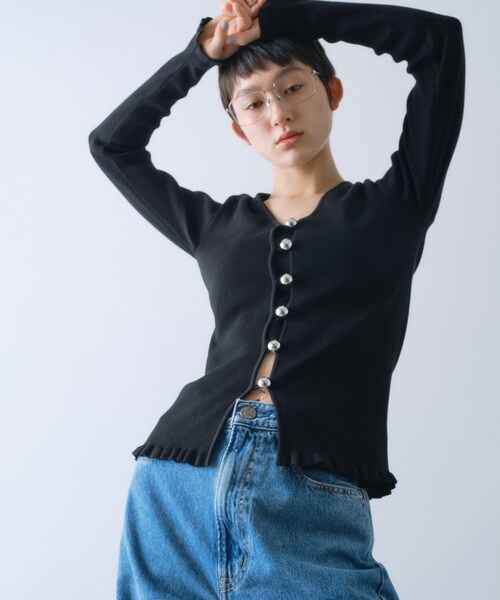 CODE A（コードエー）の「metal buttons knit cardigan（カーディガン/ボレロ・レディース・ホワイト/ブラック/パープル・00）」の2枚目の写真